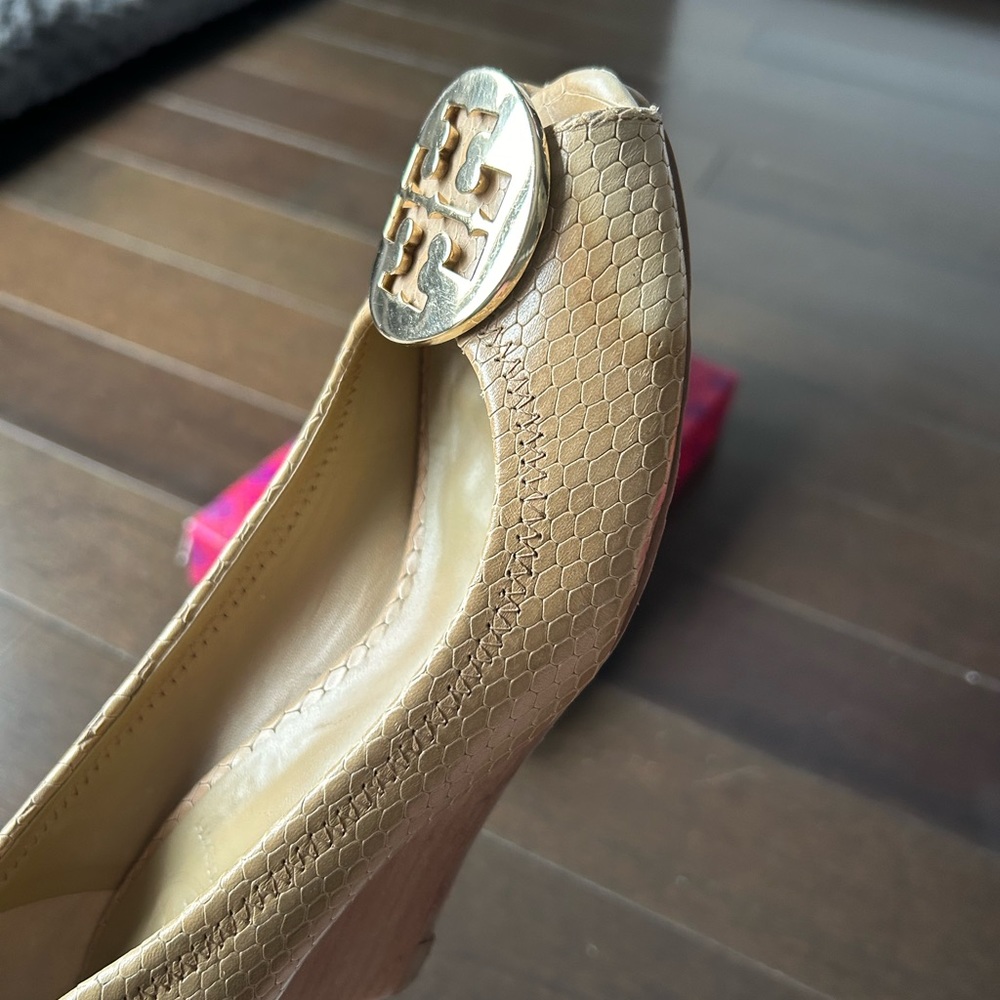 Perfect for summer! Tory Burch peep toe wedge - Picture 5 of 6
